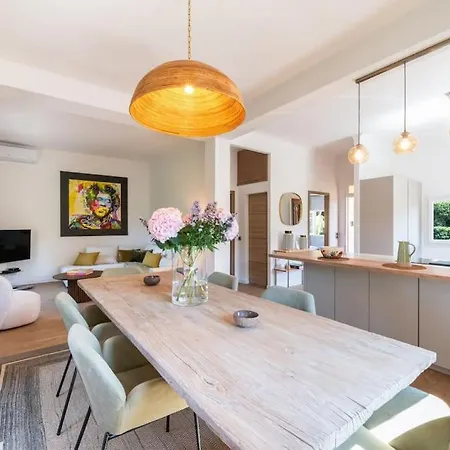 Maison Tropézienne En Plein Centre Avec Jardin Et Piscine Villa