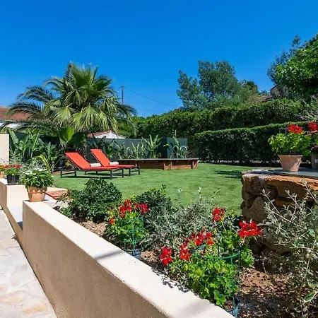 Maison Tropezienne En Plein Centre Avec Jardin Et Piscine