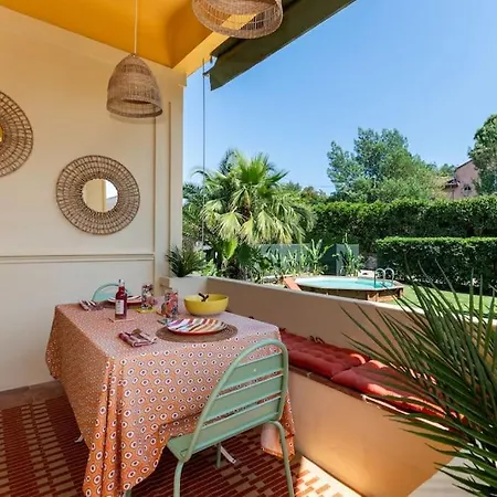Maison Tropezienne En Plein Centre Avec Jardin Et Piscine * サントロペ
