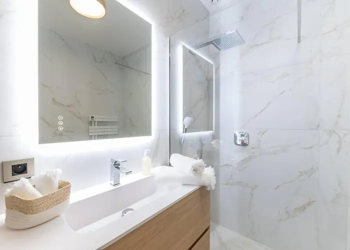 Maison Tropezienne En Plein Centre Avec Jardin Et Piscine *