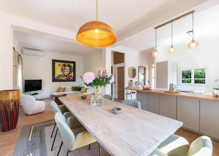 Maison Tropezienne En Plein Centre Avec Jardin Et Piscine Villa