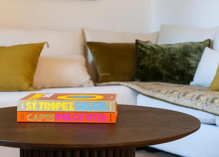 Maison Tropezienne En Plein Centre Avec Jardin Et Piscine Villa *